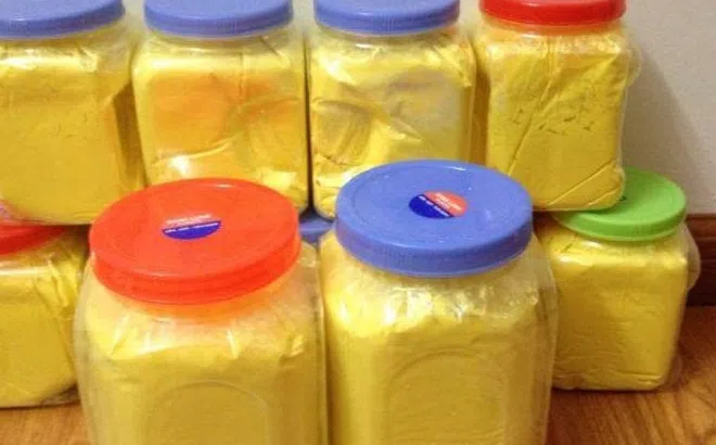 Rùng mình ‘công nghệ’ sản xuất tinh bột nghệ ‘nhà làm’